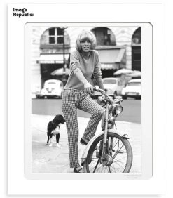 Image Republic Affiche Mireille Darc vélo 40 x 50 cm* Affiches & Tableaux